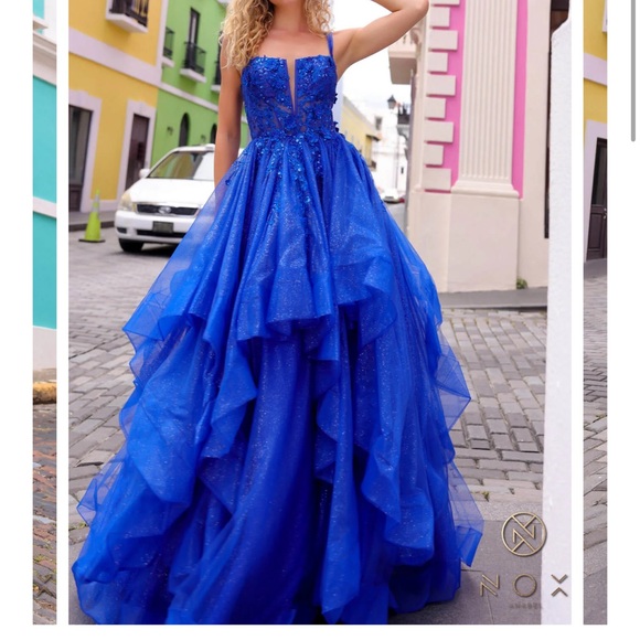 Beautiful formal gown - Picture 3 of 3